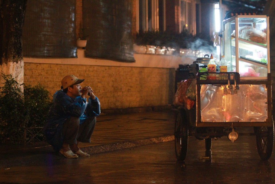 Trời mưa nên chẳng ai muốn ra đường, những xe hàng rong gần như ‘ế’. (Ảnh: Minh Sơn/Vietnam+)