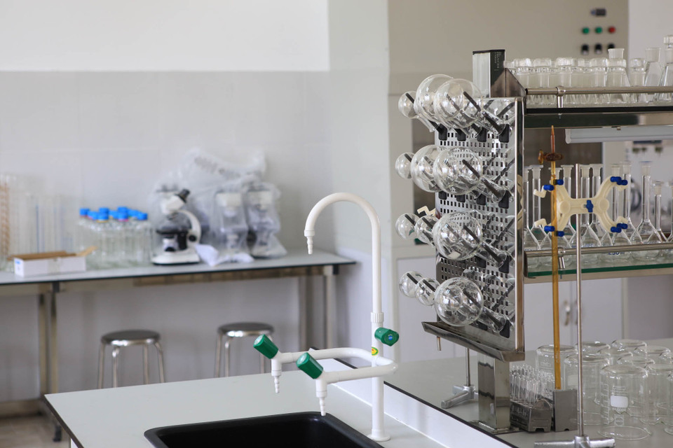 Các trang thiết bị thực hành hầu hết được nhập khẩu trực tiếp từ Châu Âu. (Ảnh: Minh Sơn/Vietnam+)