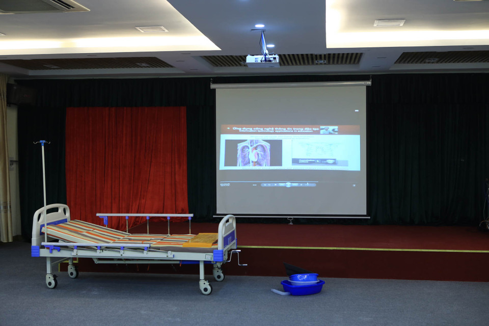 Phòng Mutel Media với diện tích 150 m2 được đầu tư thiết bị, giáo cụ trực quan để sinh viên vừa học tập vừa thực hành tại chỗ. (Ảnh: Minh Sơn/Vietnam+)