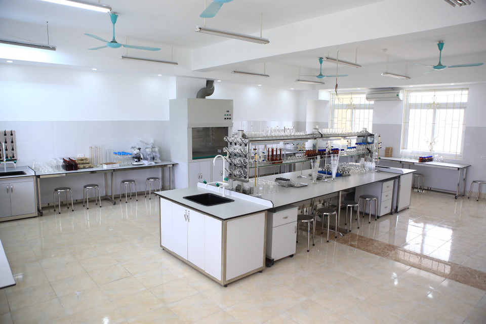 Phòng thực hành dược lý – dược lâm sàn có diện tích 83m2 với đầy đủ các trang thiết bị y tế. (Ảnh: Minh Sơn/Vietnam+)