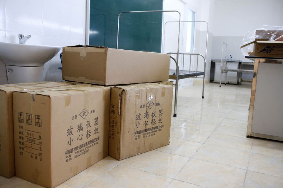 Một số trang thiết bị vẫn còn đóng nguyên trong thùng các tông. (Ảnh: Minh Sơn/Vietnam+)