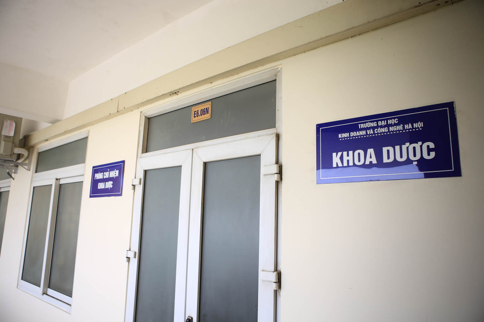 Để phù hợp với yêu cầu sử dụng, nhà trường đã quyết định mua sắm thiết bị theo yêu cầu học tập, trước mắt mua các thiết bị giảng dạy phục vụ cho năm nhất và sẽ tiếp tục mua sắm thiết bị phục vụ giảng dạy cho những năm tiếp theo. (Ảnh: Minh Sơn/Vietnam+)