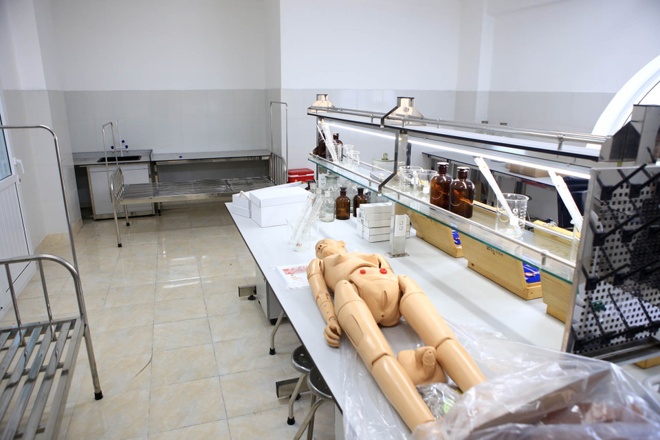 Hiện tại trường đã mua đủ trang thiết bị phục vụ cho giảng dạy và học tập năm thứ Nhất với tổng chi phí 5 tỷ đồng. (Ảnh: Minh Sơn/Vietnam+)