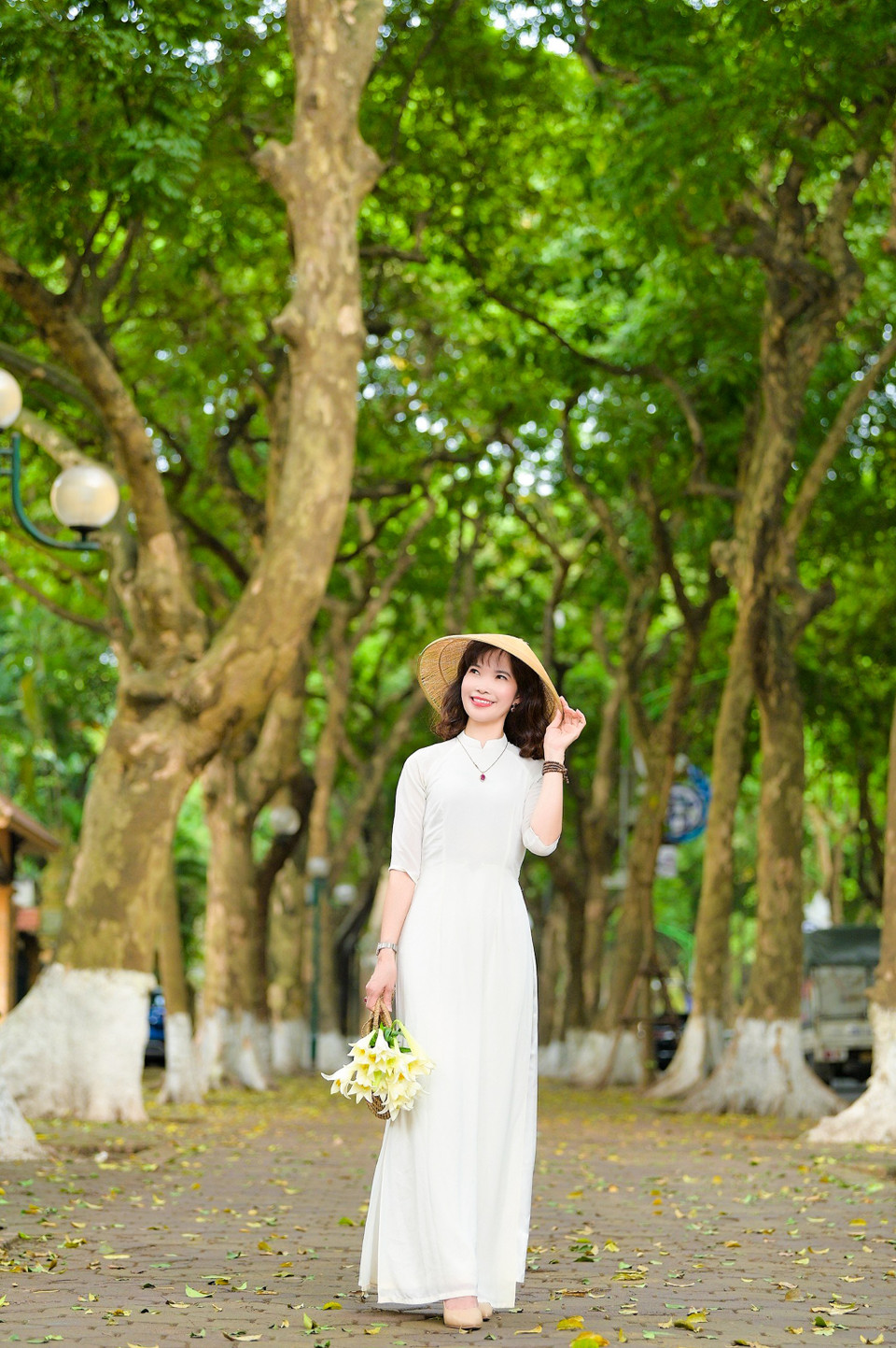 Nhiều người lựa chọn hoa loa kèn để chụp ảnh cùng tà áo dài đầy nữ tính, đặc trưng của Việt Nam. (Ảnh: Diễm Hằng/Vietnam+)