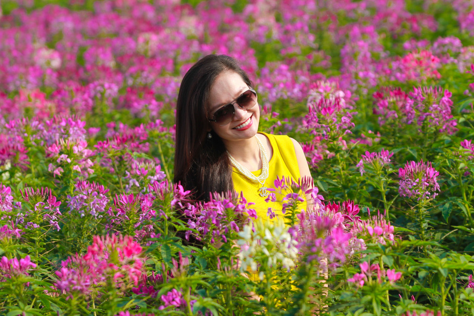 Rất nhiều bạn trẻ đã tranh thủ dịp này đến chụp ảnh. (Ảnh: Minh Sơn/Vietnam+)