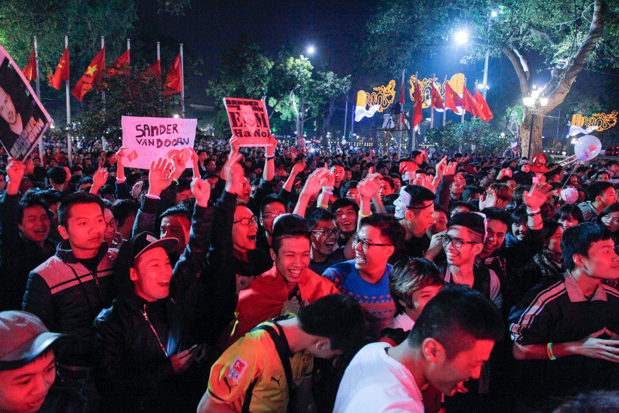 Các bạn trẻ tại tham gia sự kiện tại tượng đài Lý Thái Tổ phấn kích với phần biểu diễn của DJ người Hà Lan Sander Van Doorn, top 50 thế giới. (Ảnh: Thành Nguyễn/Vietnam+)