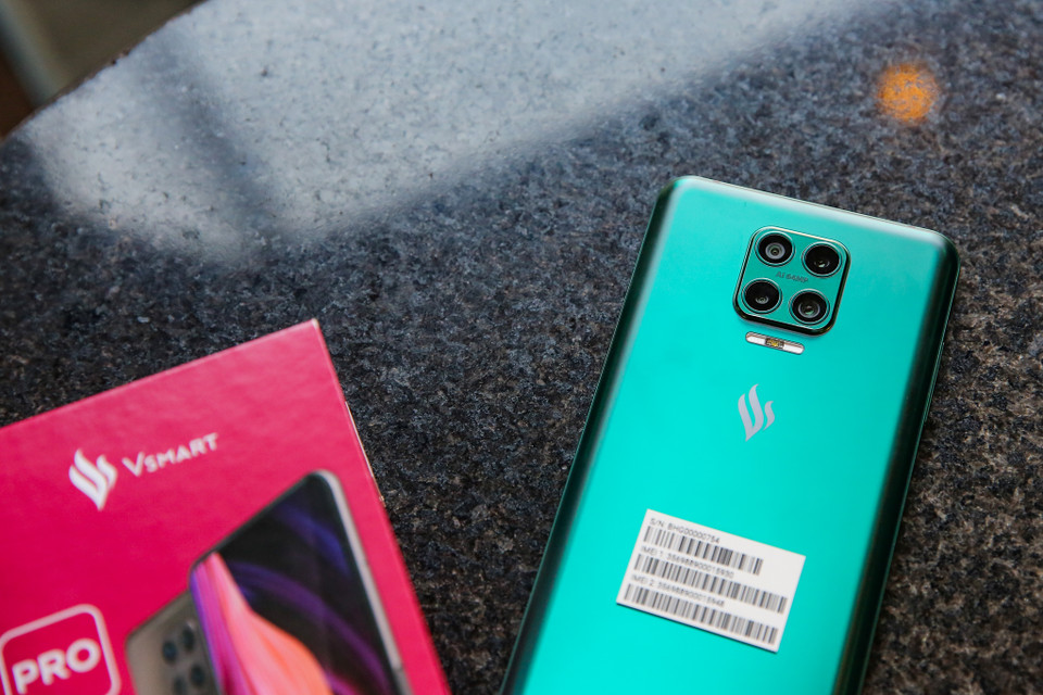 Vsmart Aris Pro sở hữu cụm 4 camera, bao gồm cảm biến chính 64 MP, ống kính góc siêu rộng 8 MP, camera tele với độ phân giải 8MP (có khả năng zoom quang 2x) và ống kính macro 2 MP chụp cận cảnh. (Ảnh: Minh Sơn/Vietnam+)