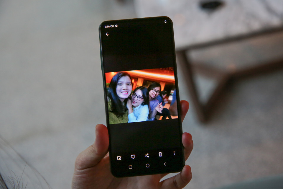 Máy sở hữu công nghệ AI xử lý hình ảnh VCam Kristal dành riêng cho camera ẩn dưới màn hình. Bằng việc kết hợp các thuật toán và mô hình AI trong thị giác máy tính, nhiếp ảnh điện toán và kiến trúc mạng nơ-ron đặc biệt, VCam Kristal loại bỏ các hiện tượng ảnh mờ, thiếu, nhiễu và loé sáng, màu sắc thiếu trung thực... tạo ra những bức ảnh selfie sắc nét. (Ảnh: Minh Sơn/Vietnam+)