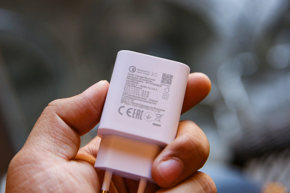 Cung cấp năng lượng cho Vsmart Aris Pro là viên pin Li-ion dung lượng 4.000 mAh, hỗ trợ sạc nhanh công suất 18 W. Cả hai thiết bị sẽ được cài sẵn giao diện VOS 3.0 tùy biến dựa trên hệ điều hành Android 10. (Ảnh: Minh Sơn/Vietnam+)