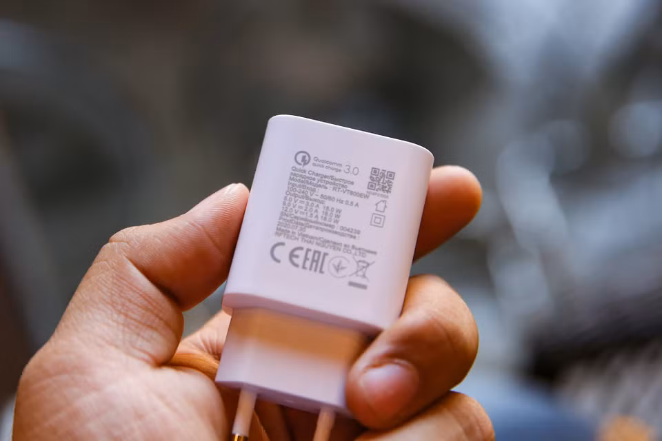 Cung cấp năng lượng cho Vsmart Aris Pro là viên pin Li-ion dung lượng 4.000 mAh, hỗ trợ sạc nhanh công suất 18 W. Cả hai thiết bị sẽ được cài sẵn giao diện VOS 3.0 tùy biến dựa trên hệ điều hành Android 10. (Ảnh: Minh Sơn/Vietnam+)