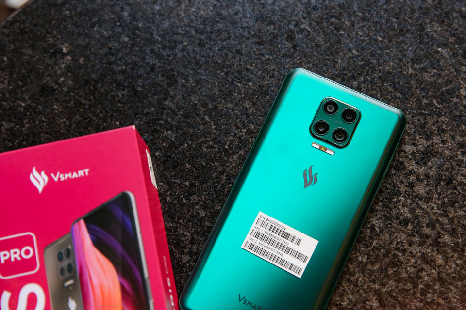 Vsmart Aris Pro có kích thước tổng thể lần lượt 156.1 x 75.4 x 8.55 mm, nặng 178 gram, khung kim loại thiết kế nguyên khối và mặt lưng kính 3D khiến cho cảm giác cầm nắm khá chắc tay và sang trọng. (Ảnh: Minh Sơn/Vietnam+)