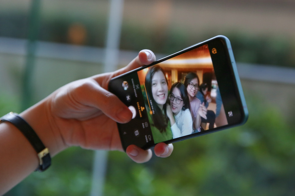 Camera trước của thiết bị hỗ trợ nhận diện khuôn mặt, hiệu ứng làm đẹp AI Beauty, bộ lọc màu, hiệu ứng AR Sticker, Fast Motion video và TimeLapse video, ngoài ra còn có khả năng quay phim Full HD 1080p tốc độ 30 FPS. (Ảnh: Minh Sơn/Vietnam+)