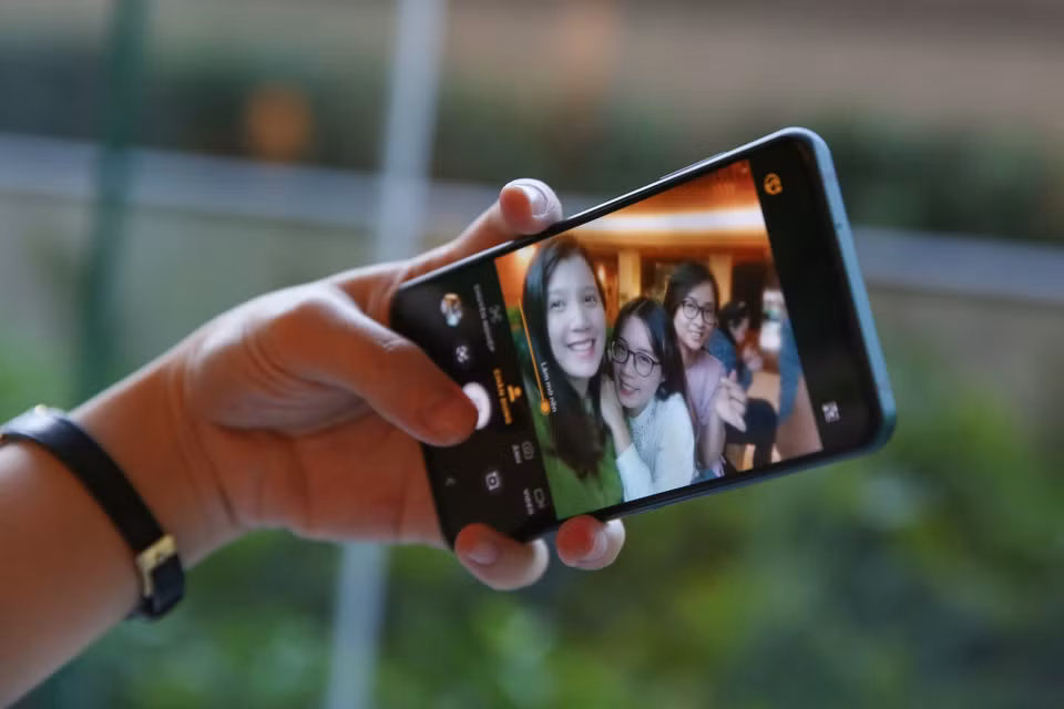 Camera trước của thiết bị hỗ trợ nhận diện khuôn mặt, hiệu ứng làm đẹp AI Beauty, bộ lọc màu, hiệu ứng AR Sticker, Fast Motion video và TimeLapse video, ngoài ra còn có khả năng quay phim Full HD 1080p tốc độ 30 FPS. (Ảnh: Minh Sơn/Vietnam+)
