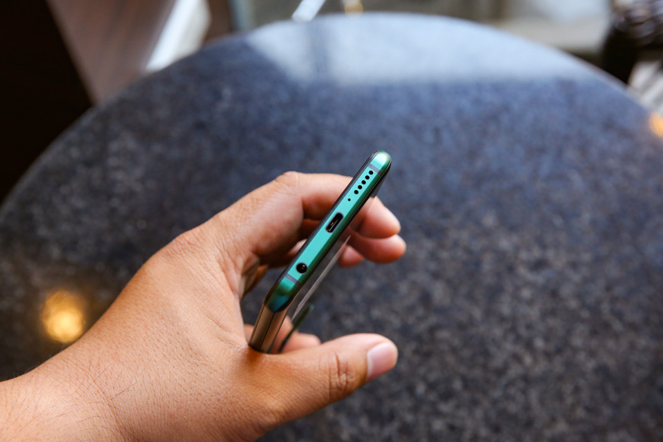 Cạnh dưới của Aris Pro vẫn sở hữu jack cắm tai nghe 3.5mm. Về hiệu năng, Vsmart Aris Pro được trang bị bộ xử lý Snapdragon 730 8 nhân với 2 nhân 2.2 GHz đi kèm GPU Adreno 618. Vsmart Aris Pro có bộ nhớ RAM 8 GB và bộ nhớ lưu trữ 128 GB. (Ảnh: Minh Sơn/Vietnam+)