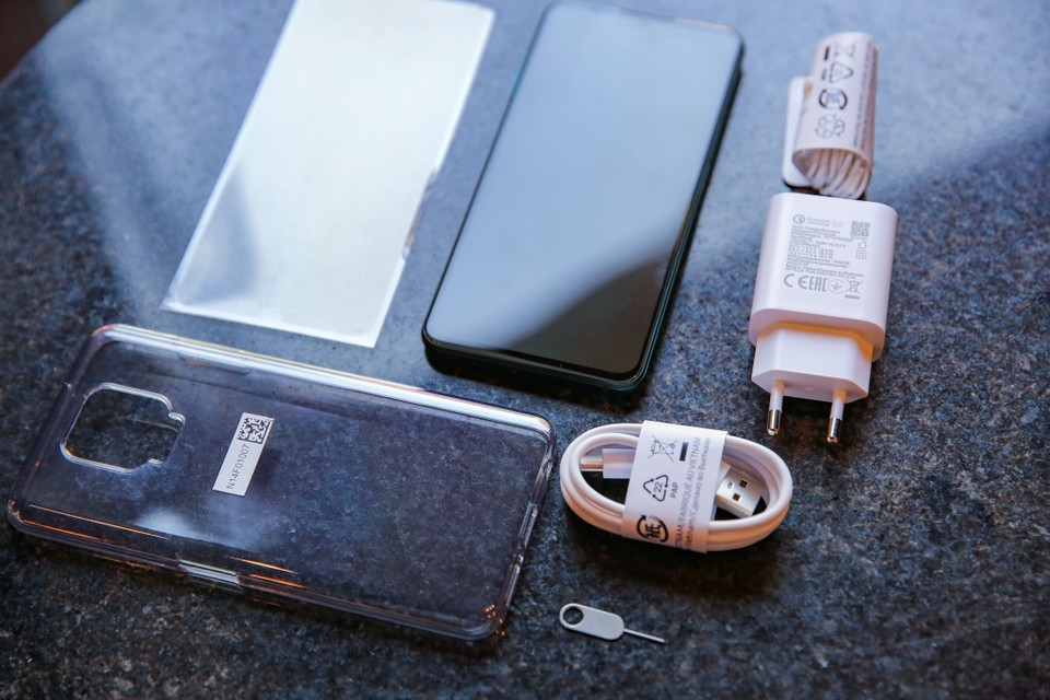 Máy vẫn đủ các phụ kiện bao gồm: sạc, cáp, tai nghe, ốp lưng. Đặc biệt Vsmart còn tặng thêm người dùng miếng dán màn hình khử khuẩn. (Ảnh: Minh Sơn/Vietnam+)