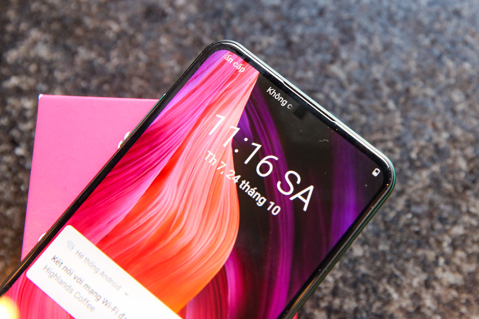 Tuy nhiên khi nhìn kỹ, người dùng vẫn có thể thấy được ô vuông màu đen nhỏ ở góc trên màn hình. (Ảnh: Minh Sơn/Vietnam+)