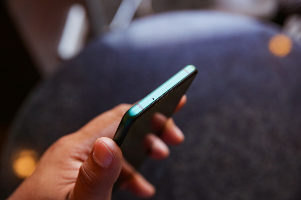 Cạnh trên của máy có 2 dải ăngten đối xứng hai bên và mic. Aris Seri cũng là mẫu máy điện thoại đầu tiên của Việt Nam có kết nối mạng 5G. (Ảnh: Minh Sơn/Vietnam+)