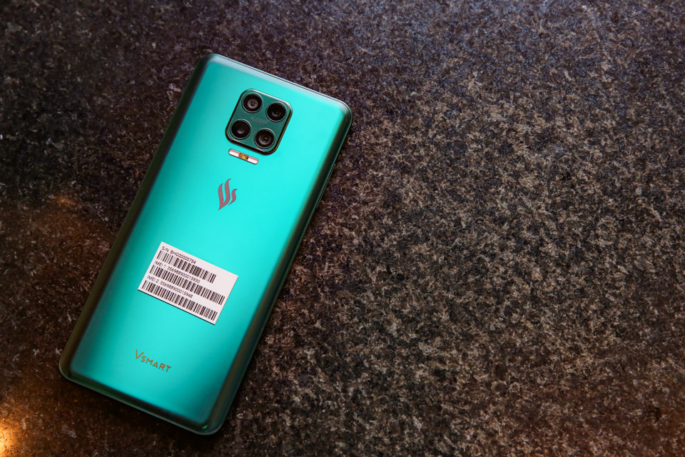 Nhìn qua về ngoại hình Vsmart Aris Pro giống y hệt Vsmart Aris. Điểm khác biệt duy nhất người dùng có thể phân biệt được là camera ẩn dưới màn hình. (Ảnh: Minh Sơn/Vietnam+)