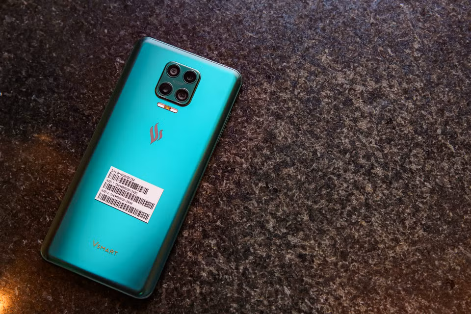 Nhìn qua về ngoại hình Vsmart Aris Pro giống y hệt Vsmart Aris. Điểm khác biệt duy nhất người dùng có thể phân biệt được là camera ẩn dưới màn hình. (Ảnh: Minh Sơn/Vietnam+)