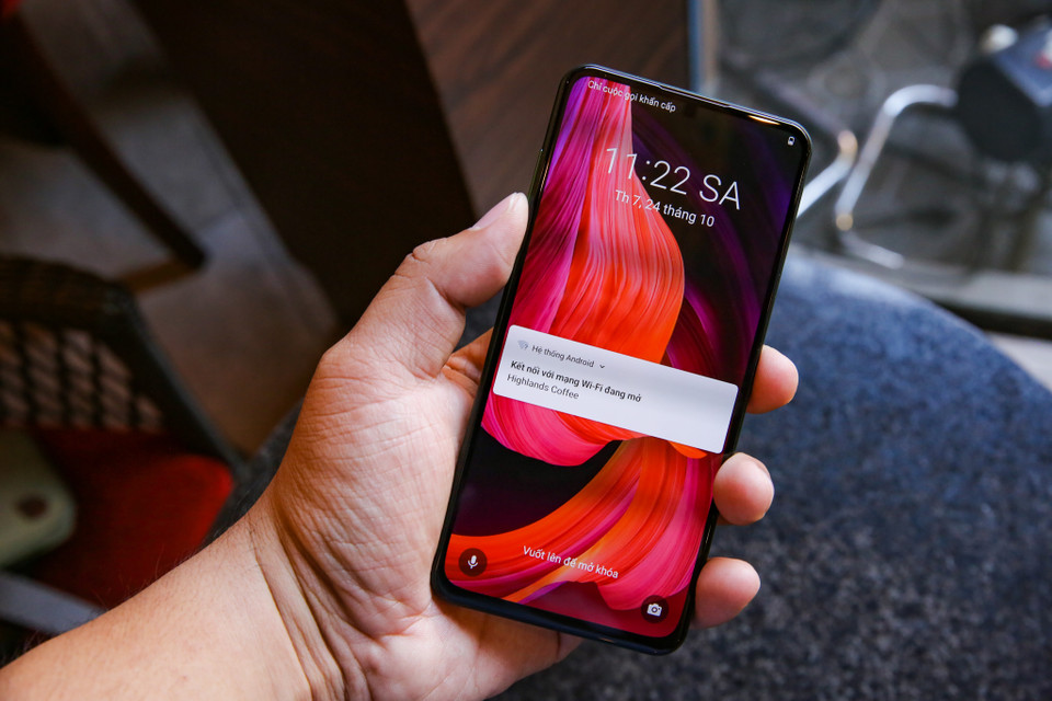 Vsmart Aris Pro được trang bị camera selfie ẩn dưới màn hình với độ phân giải 20 MP hỗ trợ công nghệ xử lý hình ảnh AI VCam Kristal.Camera ẩn dưới màn hình (Camera Under Display - CUD) là công nghệ nhiếp ảnh sử dụng trí tuệ nhân tạo (AI) cho phép chụp ảnh với chất lượng tốt mà không hiển lộ camera trên giao diện, mang lại màn hình tràn tối đa cho sản phẩm. (Ảnh: Minh Sơn/Vietnam+)