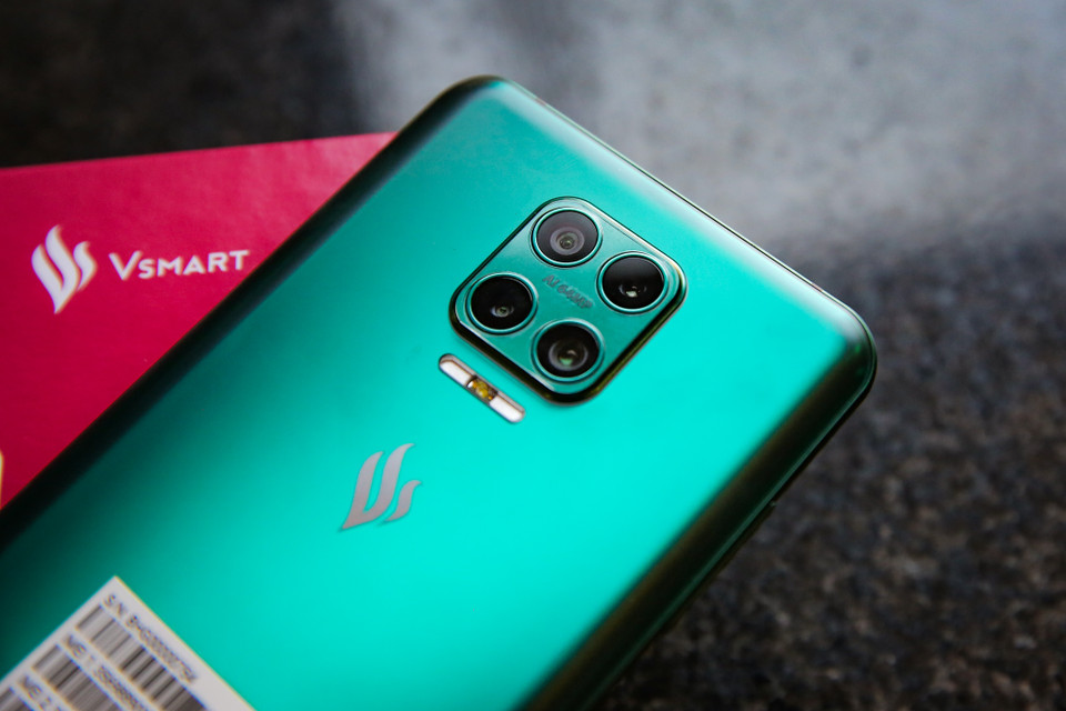 Bộ camera sau này được tích hợp nhiều tính năng cao cấp như tự động lấy nét, làm đẹp AI Beauty, chụp góc rộng, chụp thiếu sáng, chụp HDR,... và quay phim HD 720p tốc độ 240 FPS, quay phim 4K tốc độ 30 FPS. (Ảnh: Minh Sơn/Vietnam+)