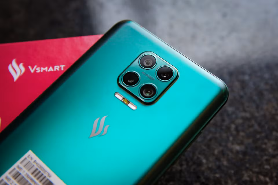 Bộ camera sau này được tích hợp nhiều tính năng cao cấp như tự động lấy nét, làm đẹp AI Beauty, chụp góc rộng, chụp thiếu sáng, chụp HDR,... và quay phim HD 720p tốc độ 240 FPS, quay phim 4K tốc độ 30 FPS. (Ảnh: Minh Sơn/Vietnam+)