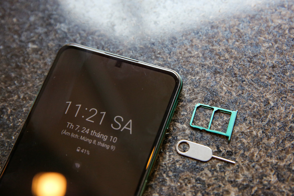 Máy sở hữu màn hình AMOLED kích thước 6,39 inch độ phân giải Full HD+ (1.080 x 2.340 px) và được bảo vệ bởi kính cường lực Gorilla Glass 5. (Ảnh: Minh Sơn/Vietnam+)