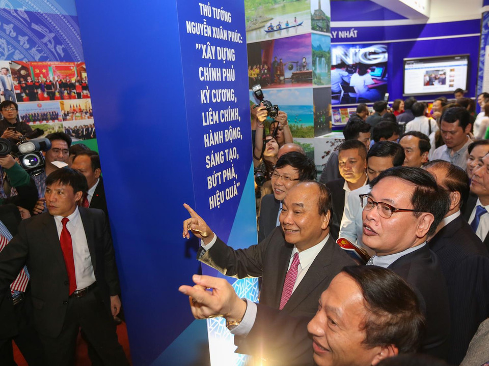 Thủ tướng Nguyễn Xuân Phúc thăm các gian hàng tại hội báo. (Ảnh: Minh Sơn/Vietnam+)