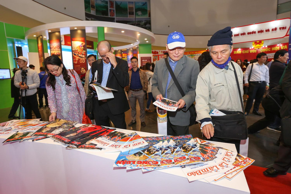 Gian trưng bày của Thông tấn xã Việt Nam tại Hội báo năm nay có chủ đề 'Nguồn thông tin tin cậy nhất' giới thiệu các sản phẩm thông tin thuộc đủ các loại hình: tin văn bản, tin ảnh, tin truyền hình, tin đồ họa, tin âm thanh..., phát hành trên các bản tin, báo in, báo điện tử, truyền hình và truyền thông đa phương tiện của hãng thông tấn quốc gia. (Ảnh: Minh Sơn/Vietnam+)