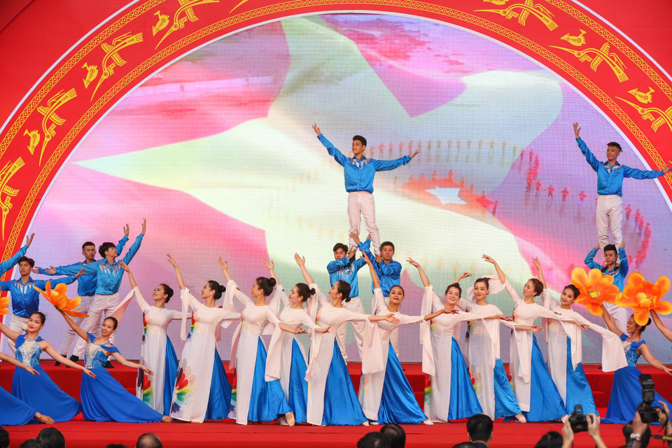 Tham dự lễ khai mạc có Thủ tướng Chính phủ Nguyễn Xuân Phúc; Nguyên Tổng Bí thư Ban chấp hành Trung ương Đảng Nông Đức Mạnh; Trưởng Ban Tuyên giáo Trung ương Võ Văn Thưởng cùng nhiều đồng chí lãnh đạo, nguyên lãnh đạo các Bộ, Ban, ngành Trung ương và địa phương. (Ảnh: Minh Sơn/Vietnam+)