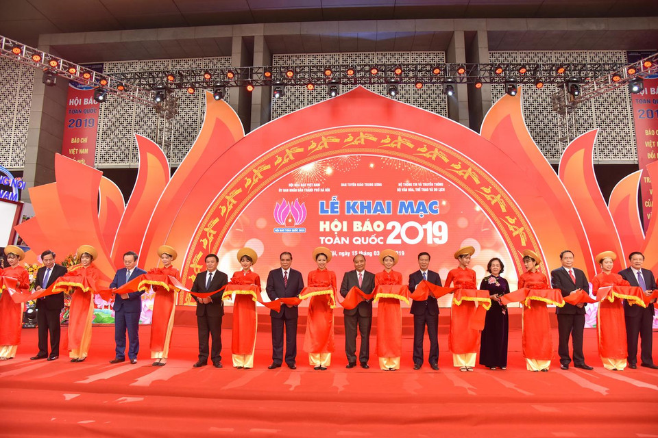 Thủ tướng Nguyễn Xuân Phúc cùng các đại biểu cắt băng khai trương Hội báo toàn quốc (Ảnh: Minh Sơn/Vietnam+) 