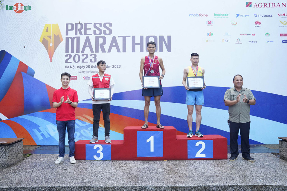 Ban tổ chức trao giải thưởng cho những vận động viên xuất sắc nhất tại các cự ly. (Ảnh: PV/Vietnam+)