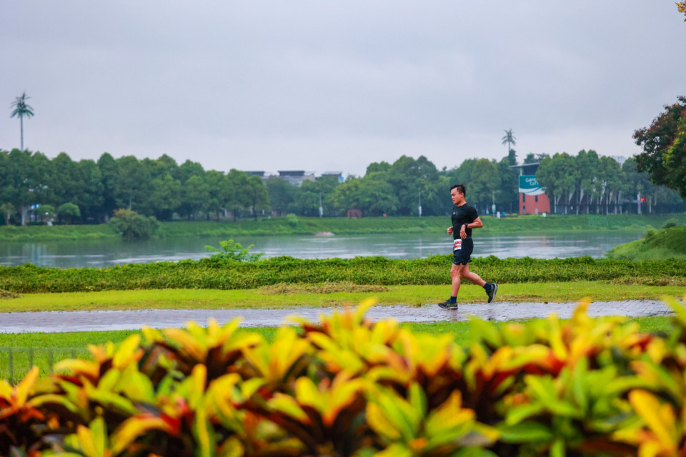 Mặc dù trời mưa nặng hạt nhưng vẫn không làm nản lòng những 'vận động viên nghiệp dư' chinh phục các cự ly 5km, 10km và 21,6km. (Ảnh: Minh Sơn/Vietnam+)