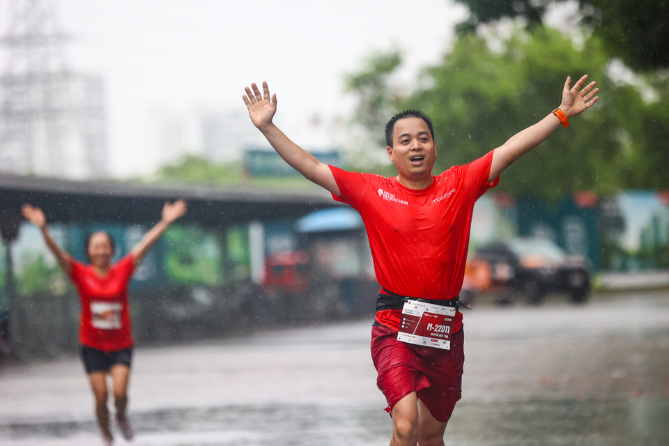 Giải chạy bắt đầu từ 5 giờ sáng trong điều kiện trời mưa nặng hạt tuy nhiên nhiều vận động viên vẫn cố gắng hoàn thành quãng đường với 3 nội dung ở các cự ly 5km, 10km và 21,6km. (Ảnh: Minh Sơn/Vietnam+)