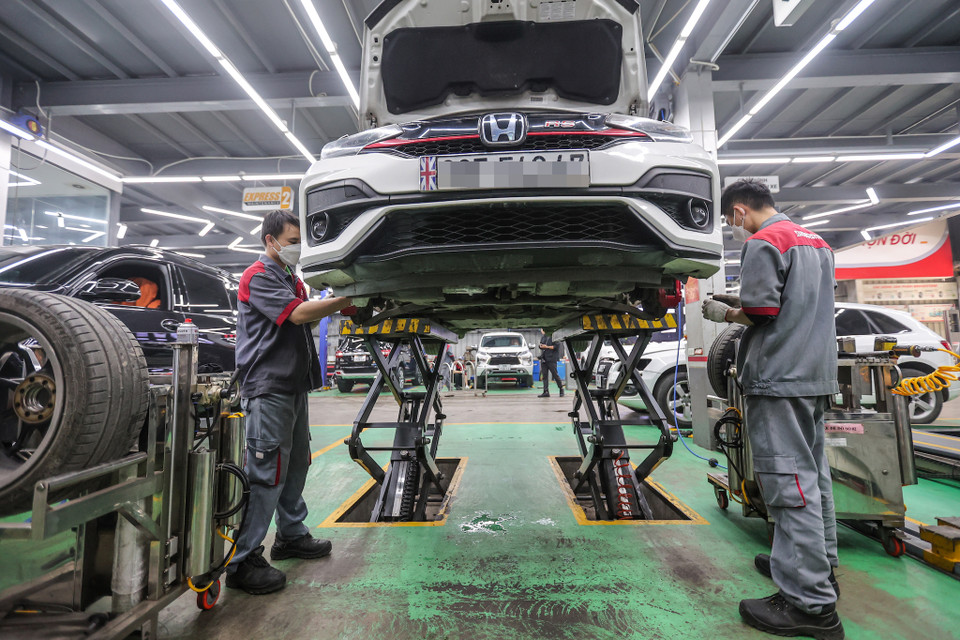 Anh Phạm Viết Trung - Giám đốc Atom Premium Auto Services (đường Nguyễn Văn Linh, Hà Nội) cho biết, từ giữa tháng 12 rất đông chủ xe đã tới chăm sóc, bảo dưỡng. Mỗi ngày trung tâm của anh tiếp nhận 40 xe, cuối tuần thậm chí lên tới 60 xe. (Ảnh: Minh Sơn/Vietnam+)