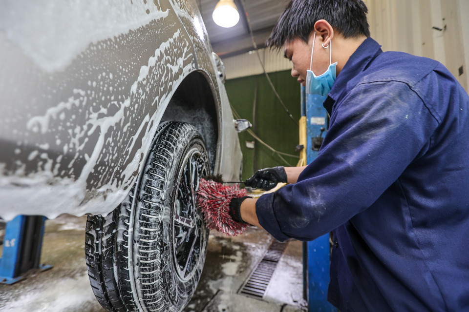 Trong giai đoạn nhu cầu chăm sóc, tân trang xe hơi tăng cao, nhiều trung tâm, gara khuyến khích khách hàng nên gọi điện đến để đặt lịch trước khi mang xe tới. (Ảnh: Minh Sơn/Vietnam+)