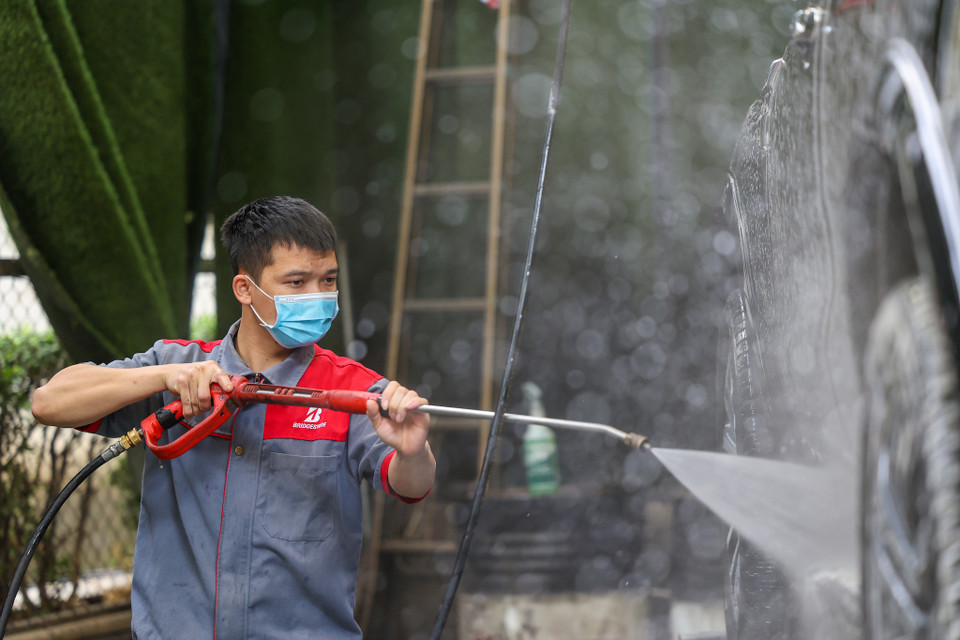 Thời gian trung bình cho một lần chăm sóc nội, ngoại thất xe hơi từ 2-4 tiếng, lâu nhất khoảng 8 tiếng khách hàng có thể nhận xe. (Ảnh: Minh Sơn/Vietnam+)