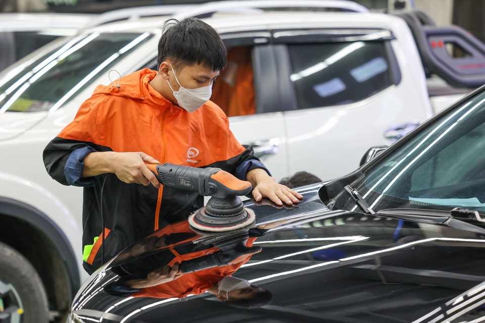 Nhiều khách hàng lựa chọn dịch vụ phủ ceramic (phủ bóng) cho xe. Kiểu phủ bóng này có mức giá dễ chấp nhận với phần đông người sử dụng ôtô, nên rất nhiều xe làm dịch vụ. (Ảnh: Minh Sơn/Vietnam+)