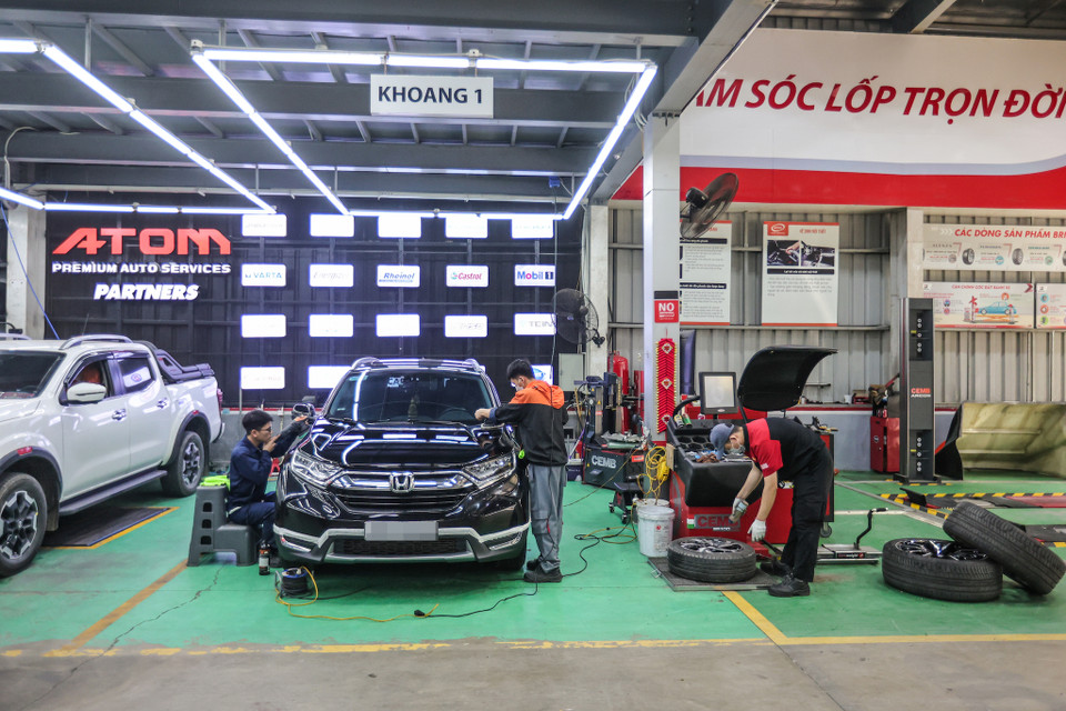 Những hạng mục bảo dưỡng cơ bản các chủ xe quan tâm trước dịp Tết gồm có thay nhớt, thay lọc nhớt, lọc gió động cơ, lọc gió máy lạnh, bơm nước làm mát, nước rửa kín, kiểm tra lốp xe, bình ắcquy, vệ sinh hệ thống phanh,… (Ảnh: Minh Sơn/Vietnam+)