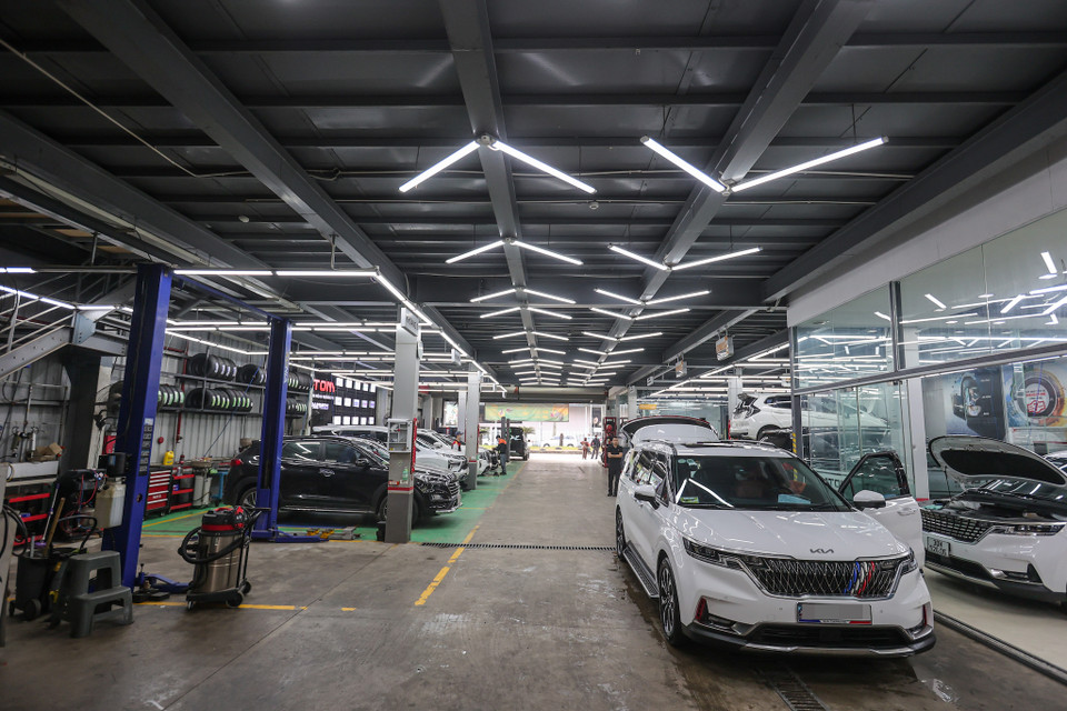 Dịp cận Tết, thị trường làm đẹp, tân trang ôtô lại nhộn nhịp khi nhiều người mang xe đi bảo dưỡng, chăm sóc. (Ảnh: Minh Sơn/Vietnam+)