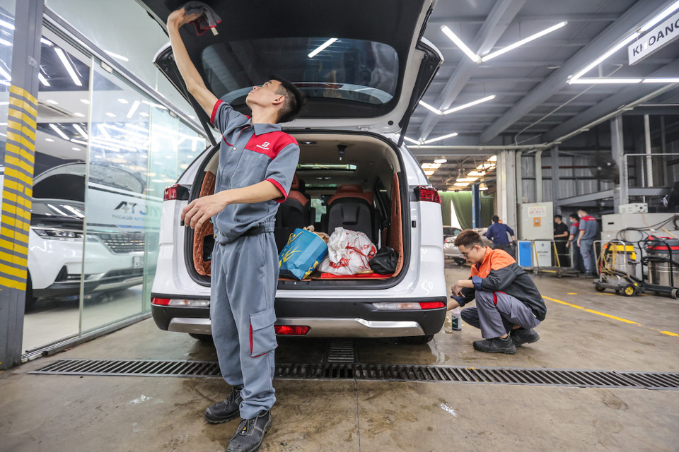 Trung bình một khách chi từ 10-20 triệu đồng để chăm sóc, bảo dưỡng, tân trang lại xe hơi. Cá biệt có những khách hàng chịu chi lên tới 3-400 triệu để thay đồ. (Ảnh: Minh Sơn/Vietnam+)