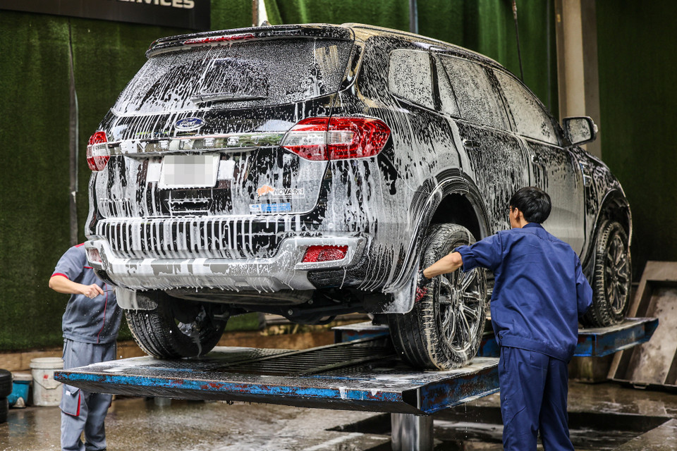 Những chiếc 'xế hộp' được chăm sóc tỉ mỉ chu đáo sẵn sàng phục vụ cho dịp Tết sắp tới. (Ảnh: Minh Sơn/Vietnam+)