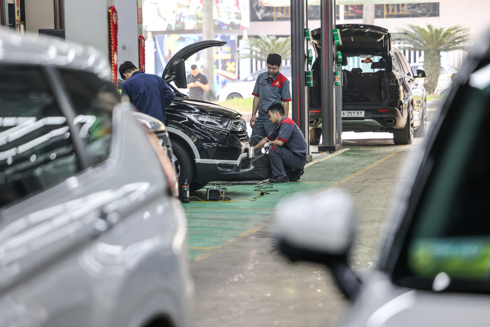 Nhân viên lại trung tâm cũng phải tăng cường độ làm việc để kịp phục vụ khách. Thời gian tăng ca mỗi ngày lên tới 2-3 tiếng. (Ảnh: Minh Sơn/Vietnam+)