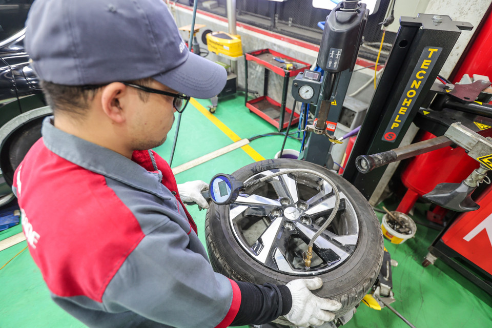 Đa số khách hàng mang xe đến trung tâm thời điểm này để dọn nội thất, bảo dưỡng động cơ, hệ thống phanh, đánh các vết xước sơn hoặc thay thế phụ tùng. (Ảnh: Minh Sơn/Vietnam+)