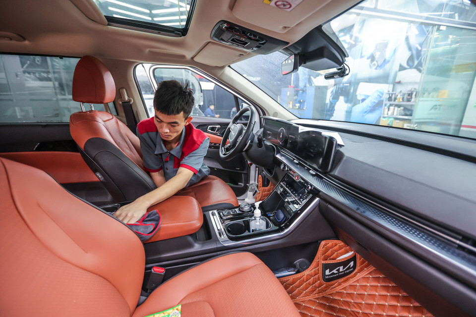 Anh Trung cũng chia sẻ, trung tâm sẽ ưu tiên dành suất cho khách hàng quen đặt lịch bảo dưỡng, tân trang vì nhu cầu tăng cao. (Ảnh: Minh Sơn/Vietnam+)