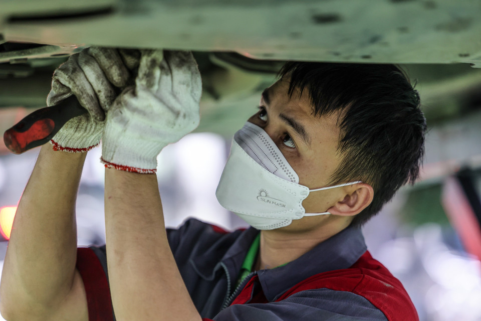 'Khách hàng chủ yếu bảo dưỡng, kiểm tra lốp, hệ thống bên dưới xe cần cân bằng động, cân chỉnh lại. Cùng với đó nhiều chủ xe cũng yêu cầu dọn nội thất, đánh bóng, làm đẹp lại xe trước Tết,' anh Trung chia sẻ. (Ảnh: Minh Sơn/Vietnam+)