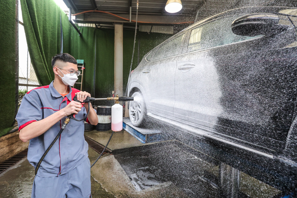 Đại diện trung tâm Atom Premium Auto Services cho biết, mỗi ngày chỉ nhận đủ số lượng xe để đảm bảo chăm sóc tốt nhất cho khách hàng. Khách hàng không phải chờ qua ngày để lấy xe. (Ảnh: Minh Sơn/Vietnam+)