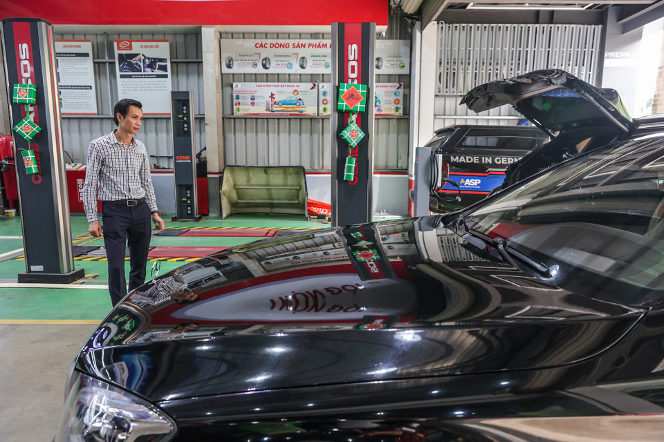 Nhiều người cũng đưa xe đến gara hoặc đặt hẹn ở xưởng dịch vụ để kiểm tra tổng quan để đảm bảo tình trạng phương tiện vận hành ổn định trong những ngày đầu năm, tránh gặp sự cố ngoài ý muốn. (Ảnh: Minh Sơn/Vietnam+)