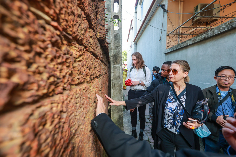 Du khách tham quan các ngôi nhà cổ tại Đường Lâm. (Ảnh: Minh Sơn/Vietnam+)