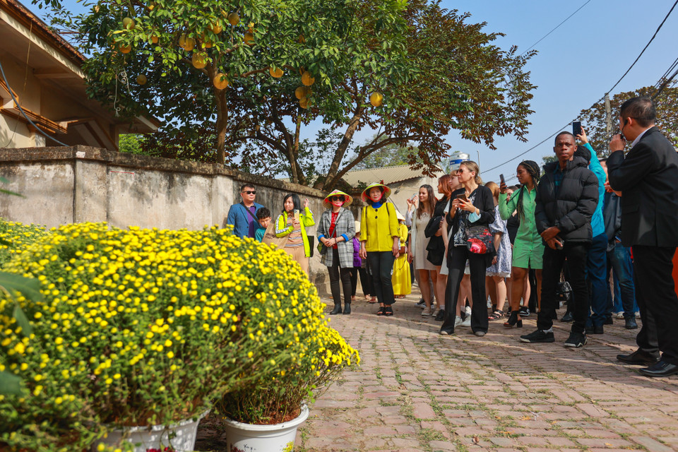 Chương trình thu hút sự tham gia của đông đảo người dân Thủ đô, đặc biệt là đại diện 16 đại sứ quán các nước tại Việt Nam. (Ảnh: Minh Sơn/Vietnam+)